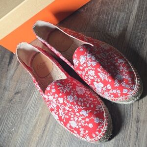 Castañer Joana Espadrilles in Red with White Flowers. Women's Size 39